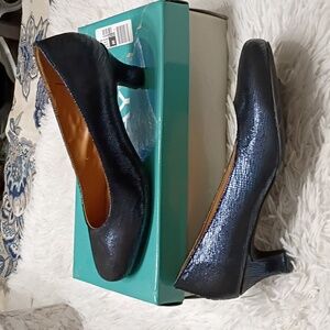 New Array Flatter Classic Women's Leather Pumps Heels In Metalllic Blue 8.5 N
